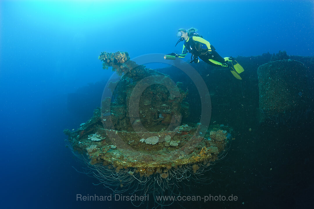 Taucher an einem 5-Zoll Geschuetz der USS Saratoga, Bikini Atoll, Mikronesien, Pazifik, Marschallinseln