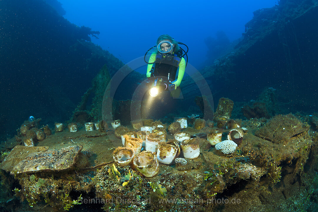 Taucher findet Geschirr und Artefakte auf der USS Saratoga, Bikini Atoll, Mikronesien, Pazifik, Marschallinseln