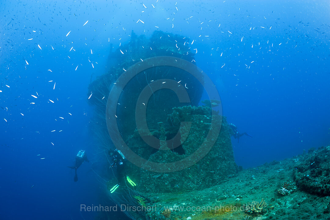 Taucher an der Bruecke der USS Saratoga, Bikini Atoll, Mikronesien, Pazifik, Marschallinseln