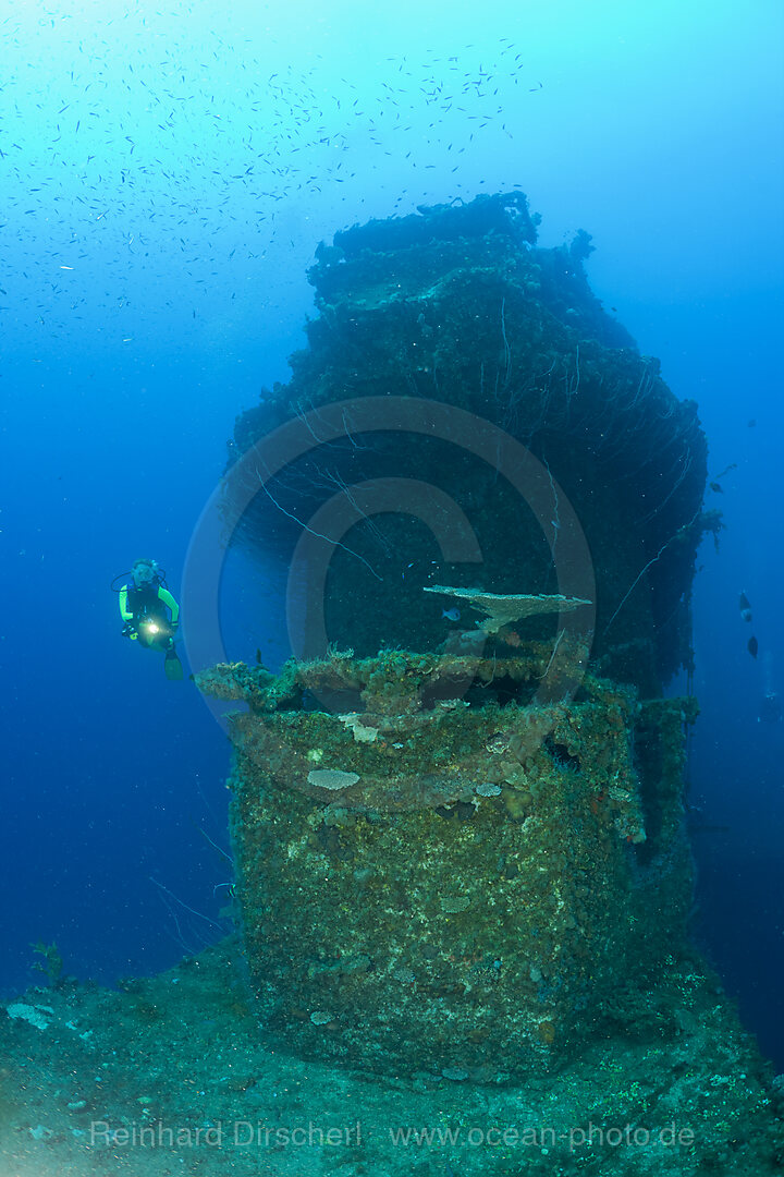 Taucher an der Bruecke der USS Saratoga, Bikini Atoll, Mikronesien, Pazifik, Marschallinseln