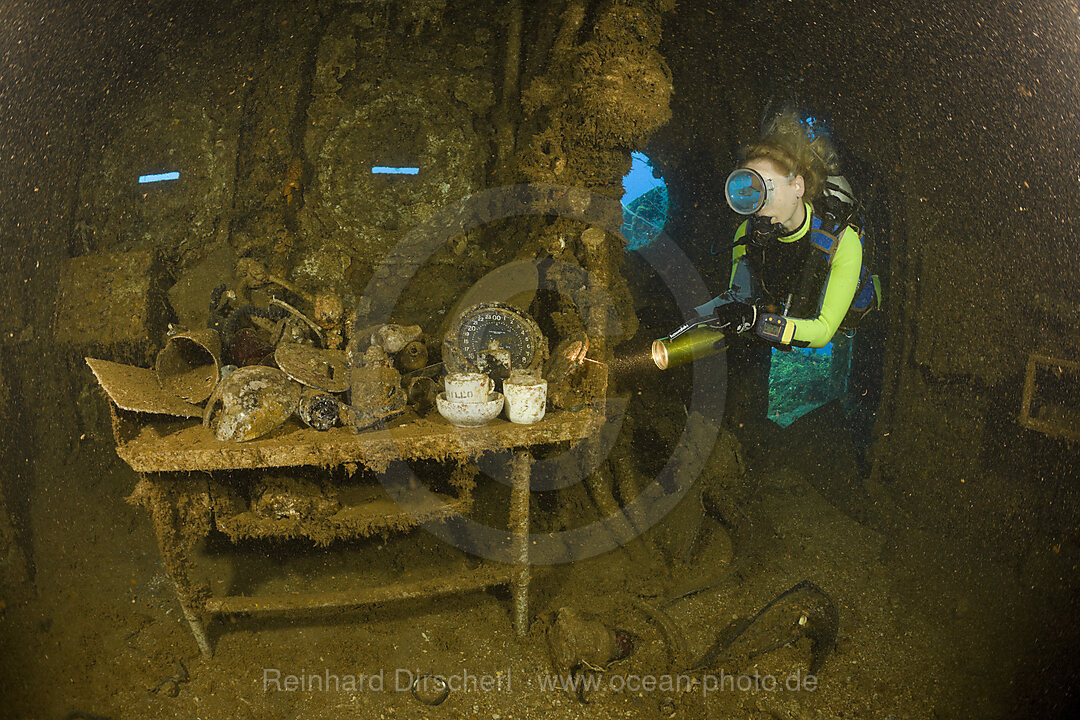 Taucher findet Geschirr und Artefakte in der Bruecke der USS Saratoga, Bikini Atoll, Mikronesien, Pazifik, Marschallinseln