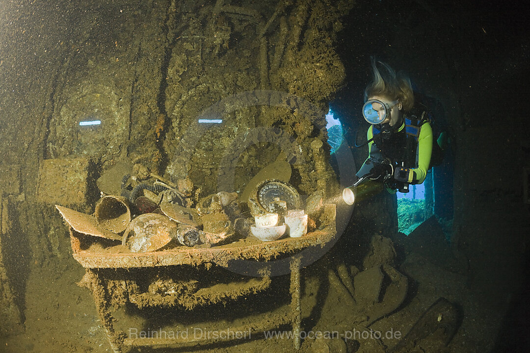 Taucher findet Geschirr und Artefakte in der Bruecke der USS Saratoga, Bikini Atoll, Mikronesien, Pazifik, Marschallinseln