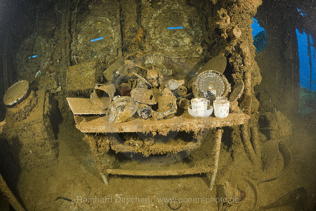 Geschirr und Artefakte in der Bruecke der USS Saratoga, Bikini Atoll, Mikronesien, Pazifik, Marschallinseln