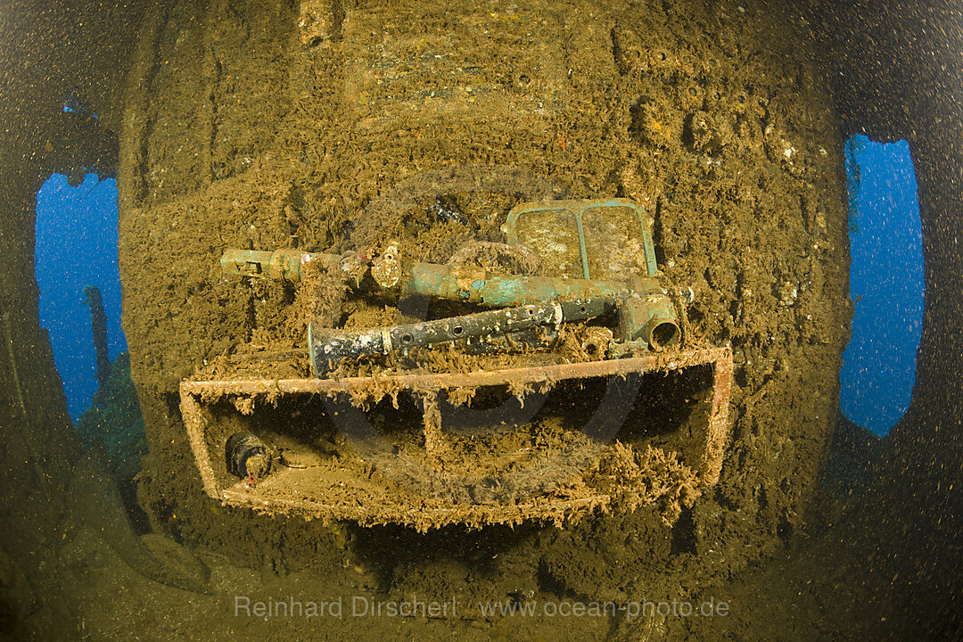 Musikinstrumente und Artefakte in der Bruecke der USS Saratoga, Bikini Atoll, Mikronesien, Pazifik, Marschallinseln