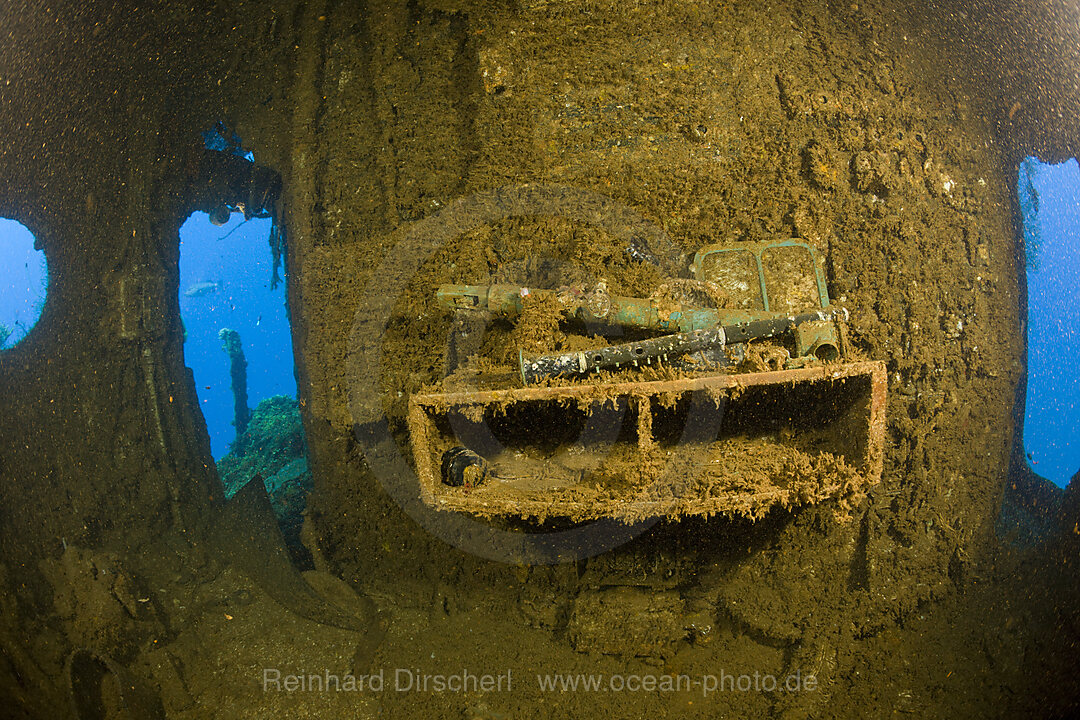 Musikinstrumente und Artefakte in der Bruecke der USS Saratoga, Bikini Atoll, Mikronesien, Pazifik, Marschallinseln