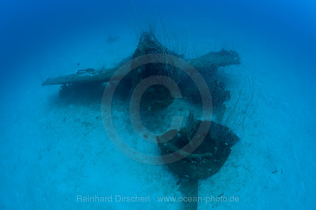 Kampfflugzeug neben der USS Saratoga, Bikini Atoll, Mikronesien, Pazifik, Marschallinseln