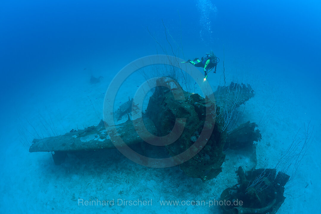 Taucher ueber Kampfflugzeug neben der USS Saratoga, Bikini Atoll, Mikronesien, Pazifik, Marschallinseln