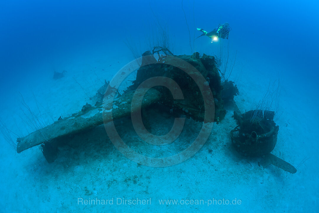 Taucher ueber Kampfflugzeug neben der USS Saratoga, Bikini Atoll, Mikronesien, Pazifik, Marschallinseln