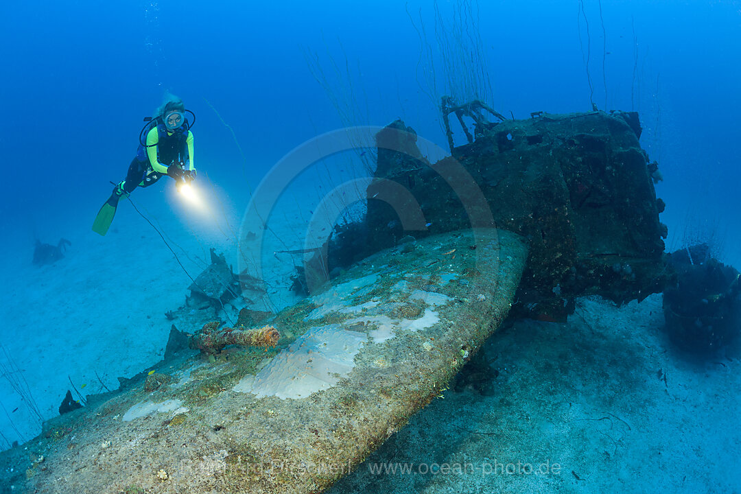 Taucher und Flugabwehr auf Tragflaeche eines Kampfflugzeug neben der USS Saratoga, Bikini Atoll, Mikronesien, Pazifik, Marschallinseln