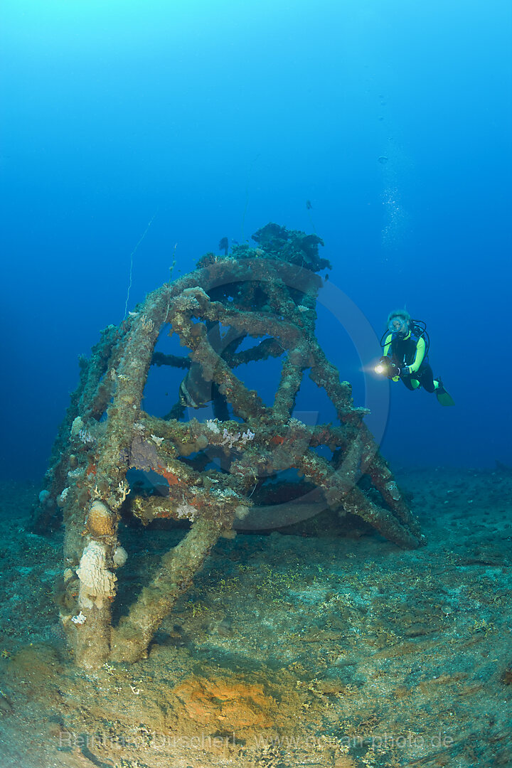 Taucher und Turm zur Messung der Atombomben-Druckwelle auf der USS Saratoga, Bikini Atoll, Mikronesien, Pazifik, Marschallinseln