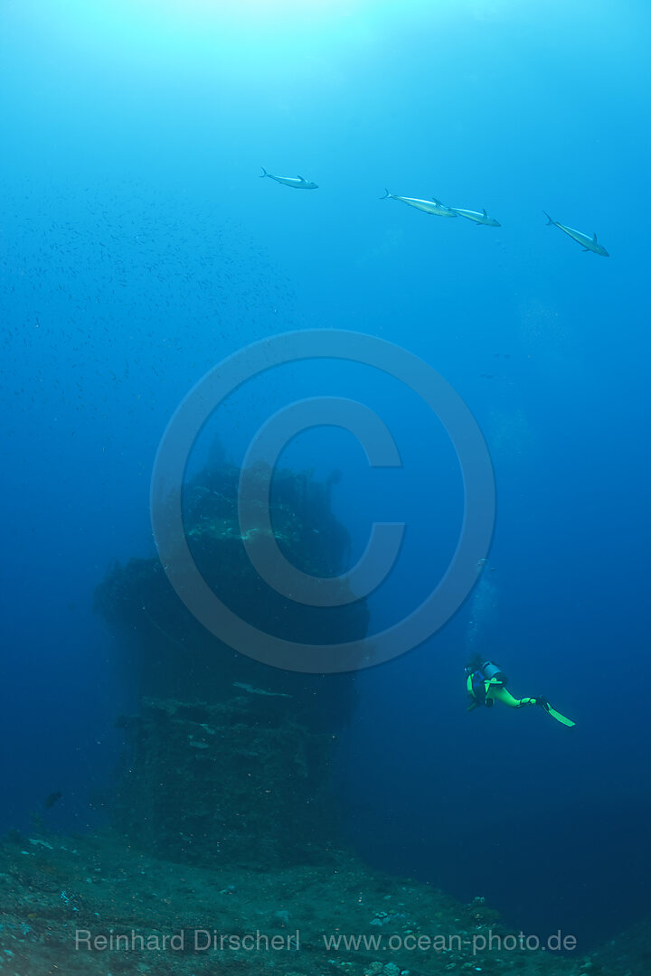 Taucher an der Bruecke des Flugzeugtraeger USS Saratoga, Bikini Atoll, Mikronesien, Pazifik, Marschallinseln