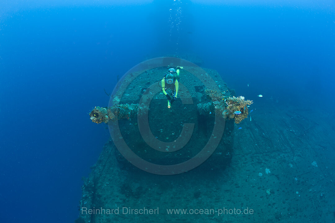 Taucher und 8-Zoll Zwillings-Geschuetz auf USS Saratoga, Bikini Atoll, Mikronesien, Pazifik, Marschallinseln