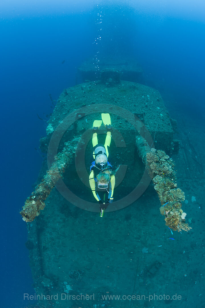 Taucher und 8-Zoll Zwillings-Geschuetz auf USS Saratoga, Bikini Atoll, Mikronesien, Pazifik, Marschallinseln