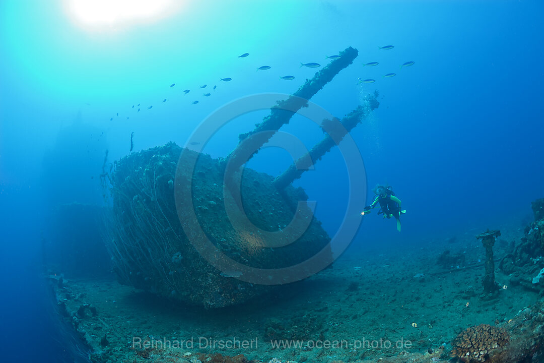 Taucher und 8-Zoll Zwillings-Geschuetz auf USS Saratoga, Bikini Atoll, Mikronesien, Pazifik, Marschallinseln