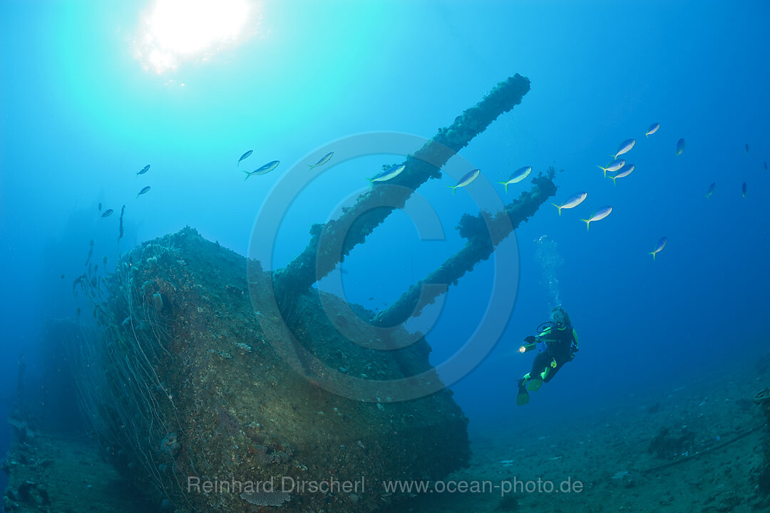 Taucher und 8-Zoll Zwillings-Geschuetz auf USS Saratoga, Bikini Atoll, Mikronesien, Pazifik, Marschallinseln