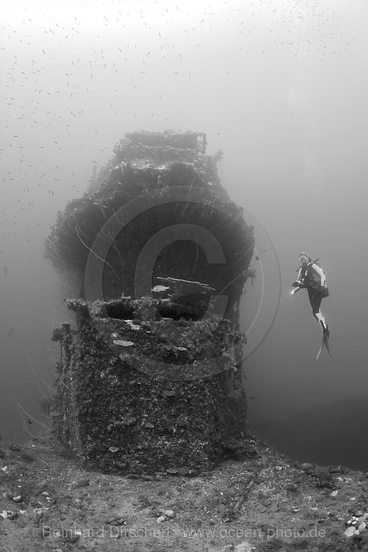 Taucher an der Bruecke des Flugzeugtraeger USS Saratoga