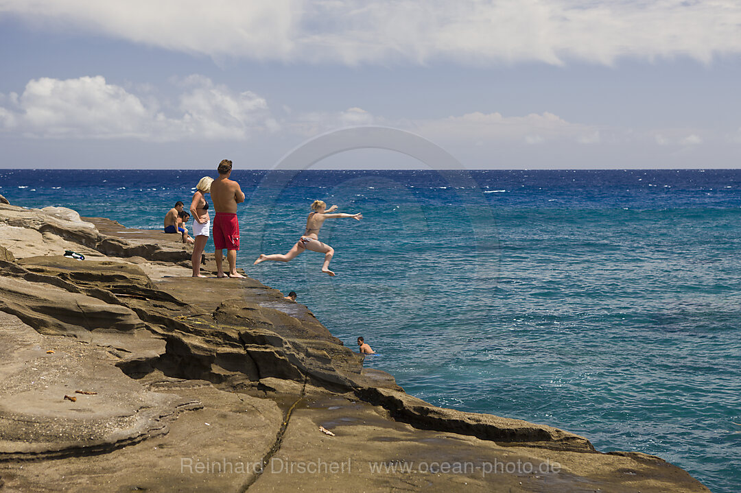 Touristen auf den Chinawall Felsen am Kawaihoa Point