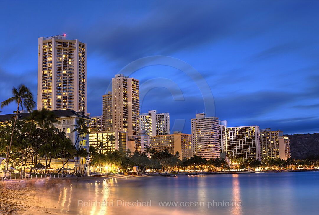 Waikiki Beach bei Sonnenuntergang, Honolulu, Oahu, Pazifik, Hawaii, USA