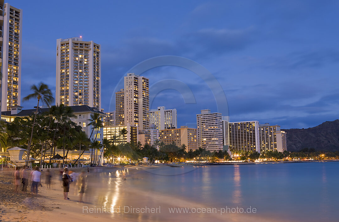 Waikiki Beach bei Sonnenuntergang, Honolulu, Oahu, Pazifik, Hawaii, USA