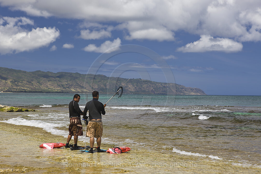 Fischer am Strand von Haleiwa Beach Park