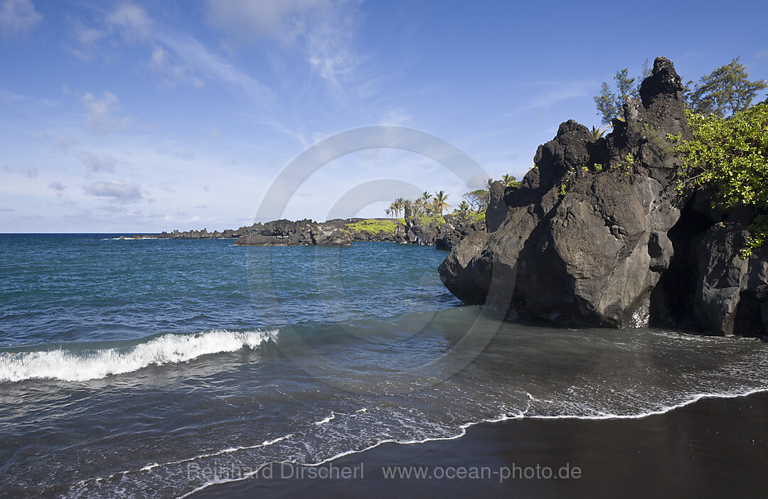 Schwarzer Strand im Waianapanapa State Park an der Strasse nach Hana, Maui, Hawaii, USA