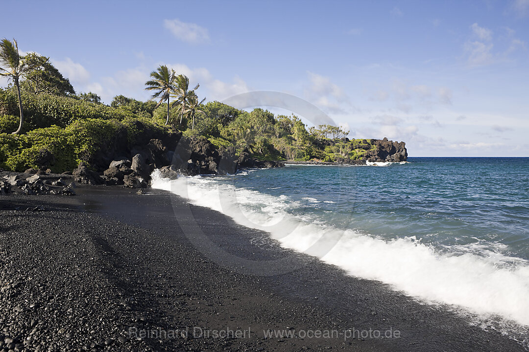 Schwarzer Strand im Waianapanapa State Park an der Strasse nach Hana, Maui, Hawaii, USA