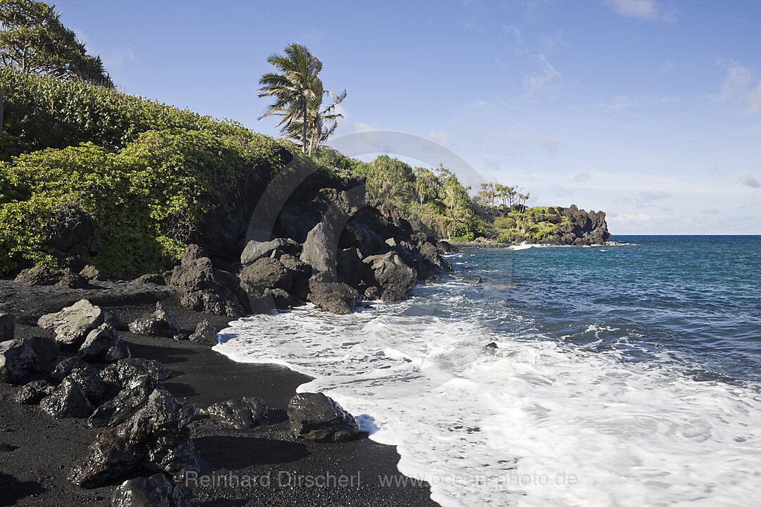 Schwarzer Strand im Waianapanapa State Park an der Strasse nach Hana