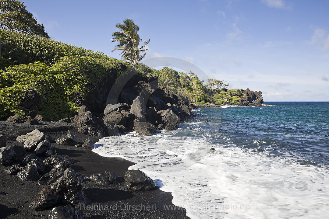 Schwarzer Strand im Waianapanapa State Park an der Strasse nach Hana, Maui, Hawaii, USA