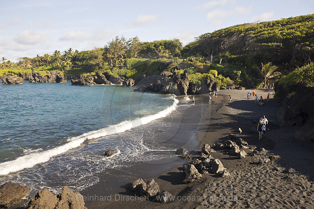 Schwarzer Strand im Waianapanapa State Park an der Strasse nach Hana, Maui, Hawaii, USA