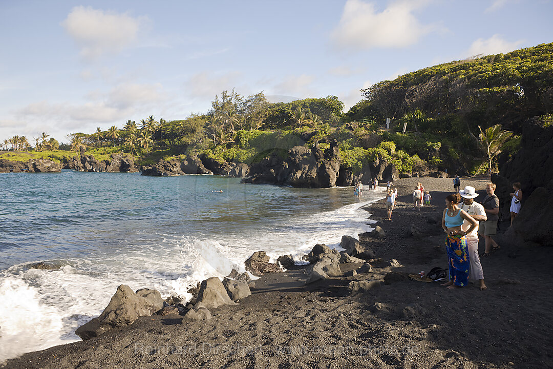 Schwarzer Strand im Waianapanapa State Park an der Strasse nach Hana, Maui, Hawaii, USA