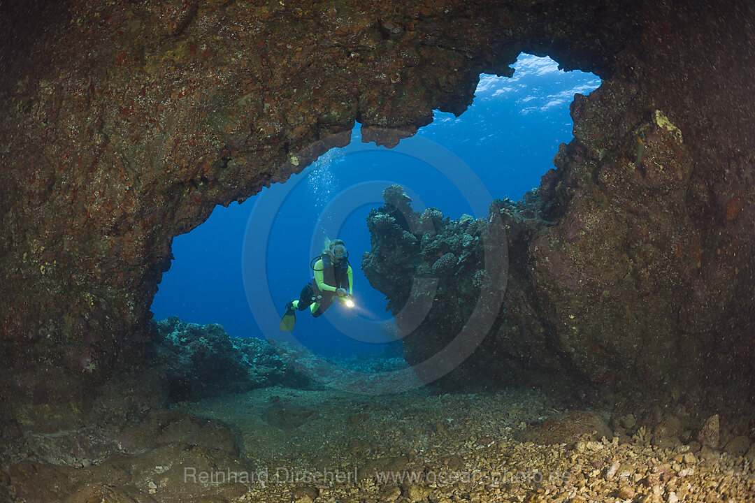 Taucher in Unterwasser-Lavahoehle, Kathedrale von Lani, Maui, Hawaii, USA