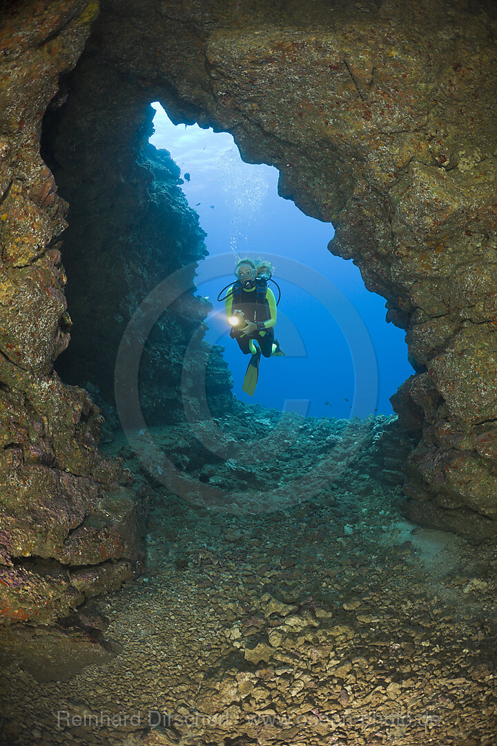 Taucher in Unterwasser-Lavahoehle, Kathedrale von Lani, Maui, Hawaii, USA