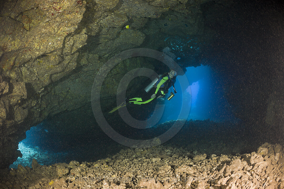 Taucher in Unterwasser-Lavahoehle, Kathedrale von Lani, Maui, Hawaii, USA