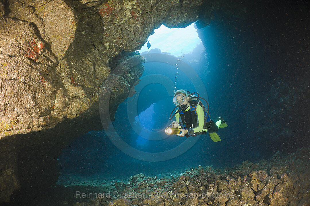 Taucher in Unterwasser-Lavahoehle, Kathedrale von Lani, Maui, Hawaii, USA