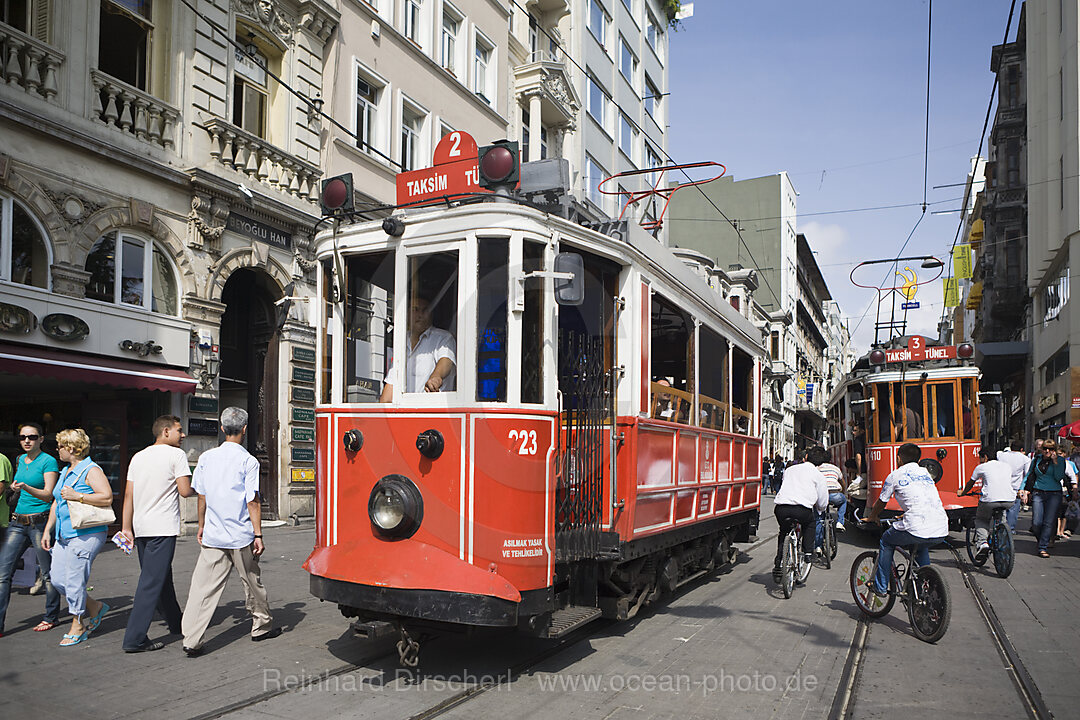 Historische Strassenbahn in Einkaufstrasse Istikal Caddesi