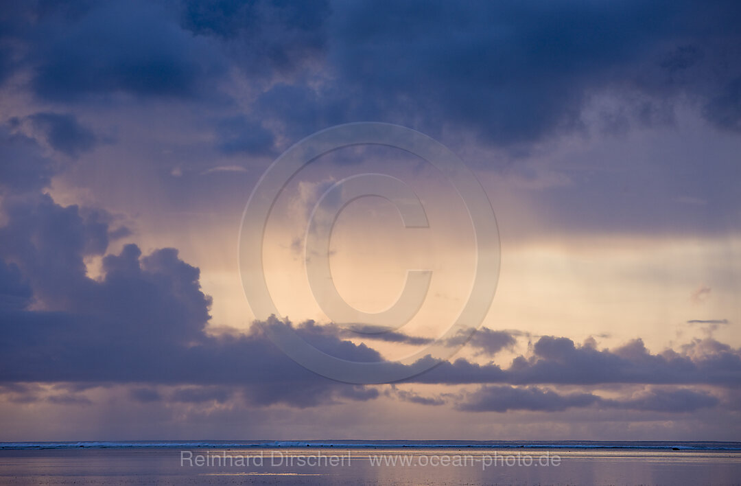 Regenwolken ueber dem Meer, Insel Peleliu Mikronesien, Palau