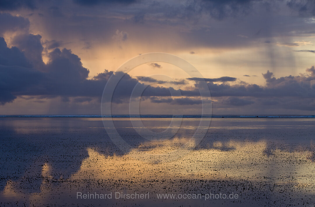 Regenwolken ueber dem Meer