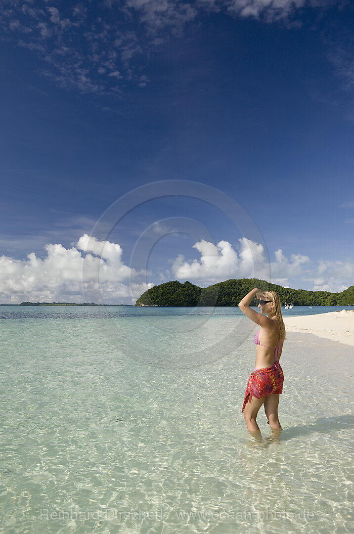 Touristin am Long Beach in den Rock Islands, Mikronesien, Palau