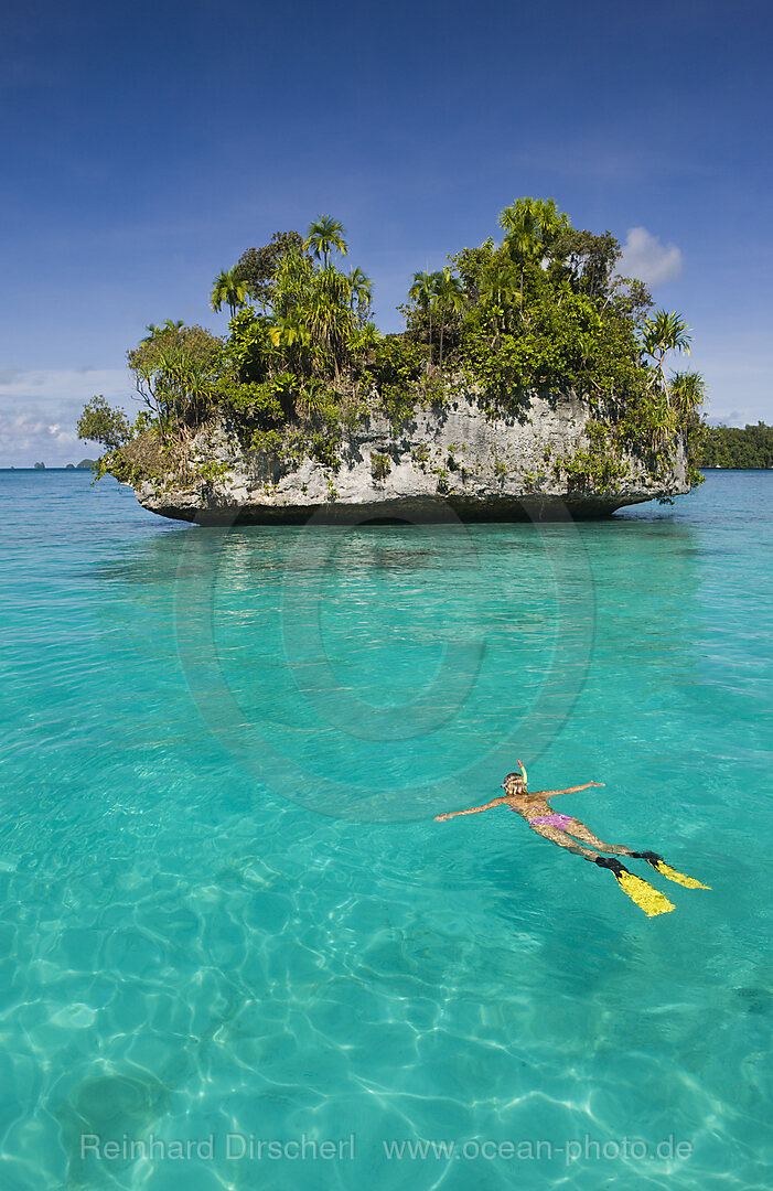 Inselwelt von Palau und Schnorchlerin, Mikronesien, Palau