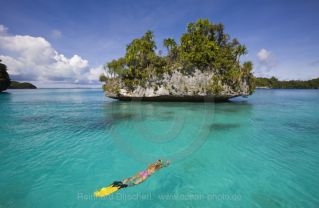 Inselwelt von Palau und Schnorchlerin, Mikronesien, Palau