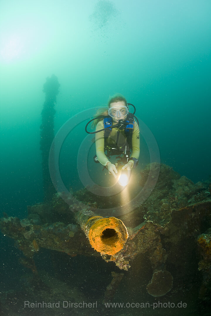 Taucher an Geschuetz des Japanischen Kriegschiffes Helmet Wrack 2. Weltkrieg, Mikronesien, Palau