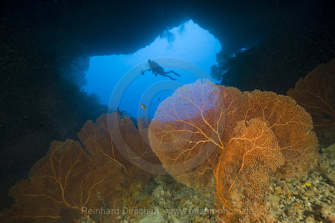 Taucher in Hoehle Siaes Tunnel