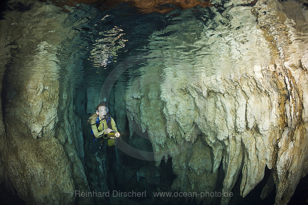 Taucher in Chandelier Cave Unterwasser-Tropfsteinhoehle, Mikronesien, Palau