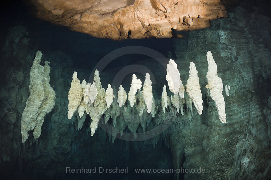Taucher in Chandelier Cave Unterwasser-Tropfsteinhoehle