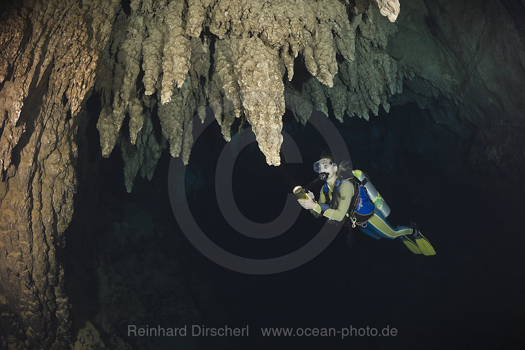 Taucher in Chandelier Cave Unterwasser-Tropfsteinhoehle, Mikronesien, Palau