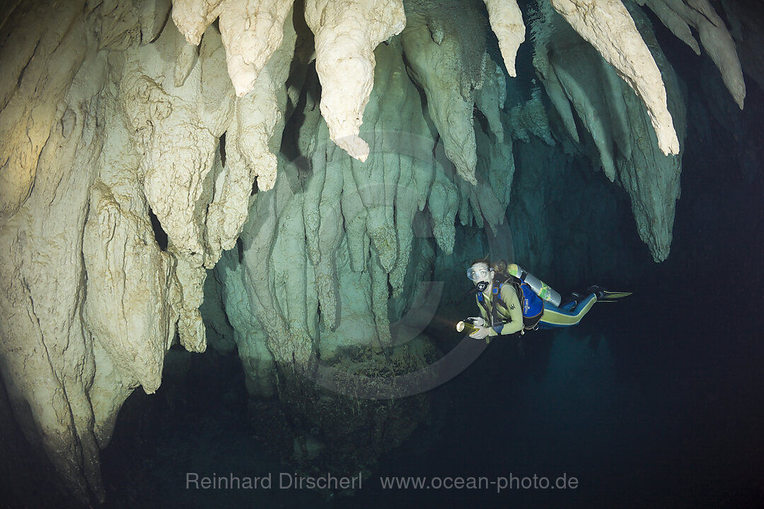 Taucher in Chandelier Cave Unterwasser-Tropfsteinhoehle