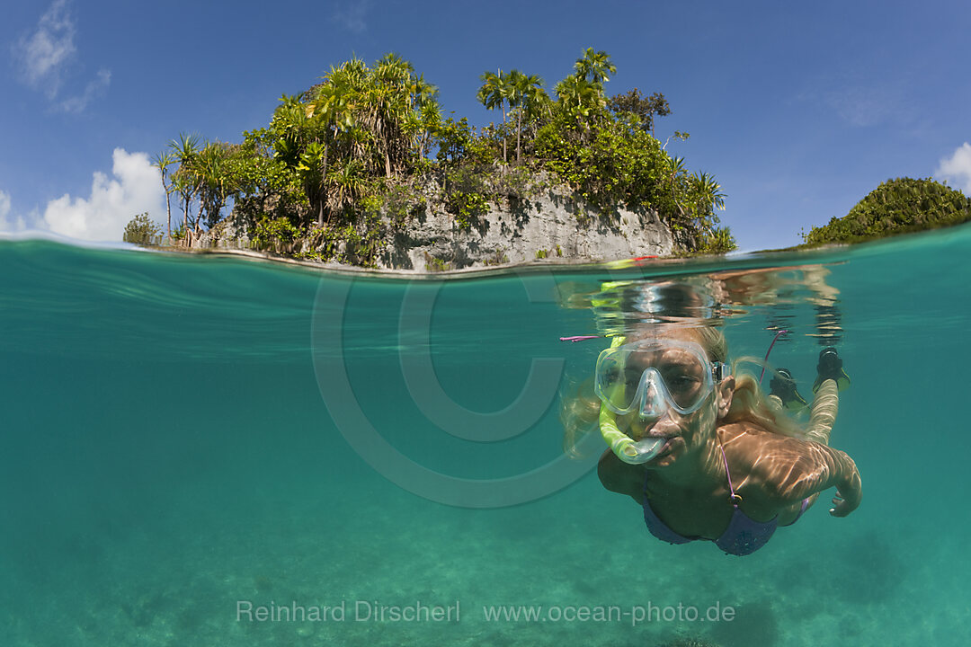 Frau schnorchelt in Palau