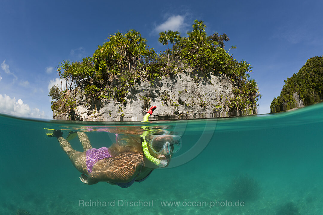 Frau schnorchelt in Palau