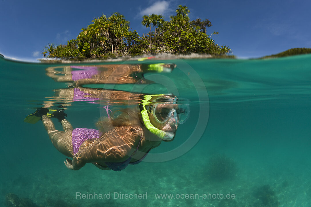 Frau schnorchelt in Palau