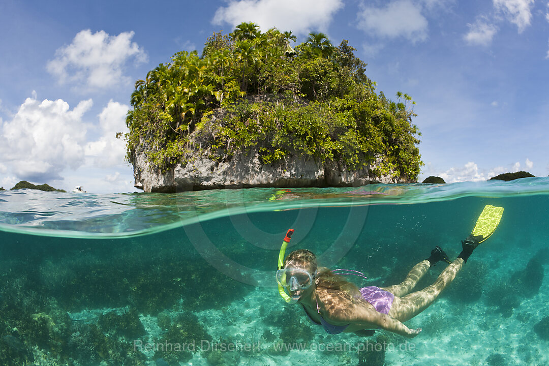 Touristin schnorchelt in Palau